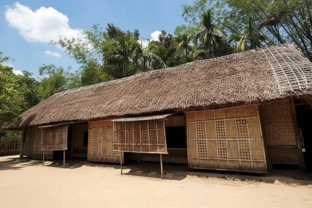 Ngôi nhà tranh mái lá 5 gian của gia đình Bác tại làng Sen.